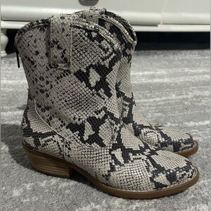 Like New! Born Leather Snake Print Western mid high Boots Sz 7.5 White Gray